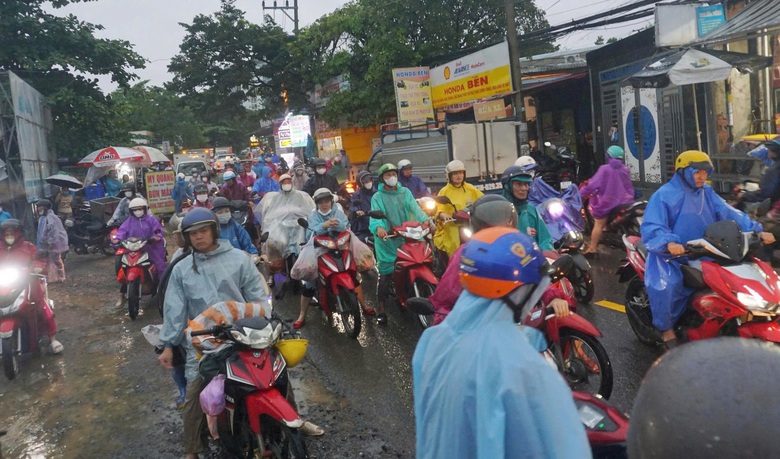 Nước lũ đục ngầu tr&agrave;n xuống khu d&acirc;n cư Đ&agrave; Nẵng sau mưa lớn- Ảnh 3.