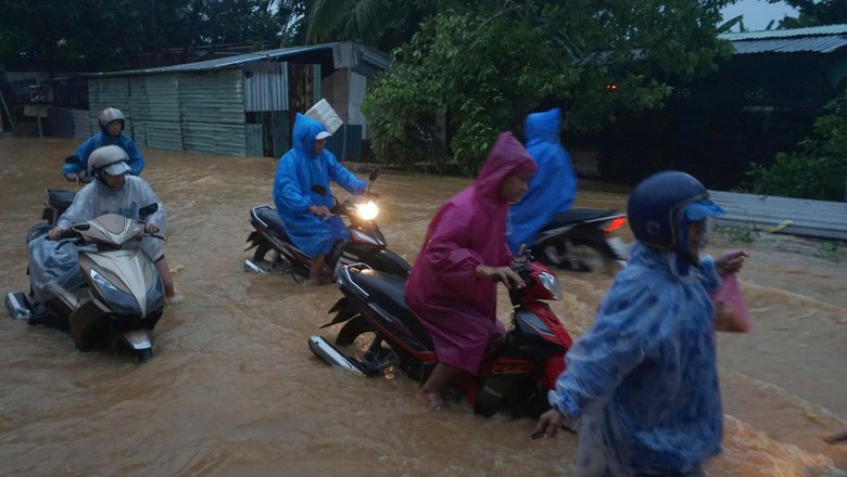 Nước lũ đục ngầu tr&agrave;n xuống khu d&acirc;n cư Đ&agrave; Nẵng sau mưa lớn- Ảnh 4.