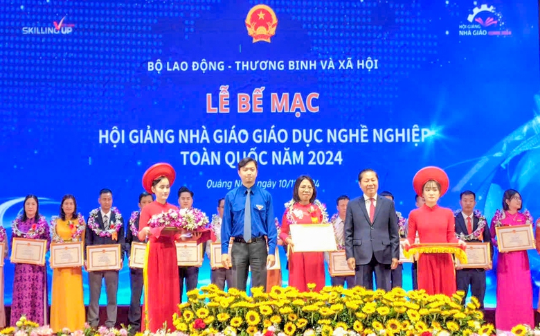 Hai nữ giảng vi&ecirc;n ti&ecirc;u biểu trong phong tr&agrave;o thi đua y&ecirc;u nước của ng&agrave;nh X&acirc;y dựng- Ảnh 2.