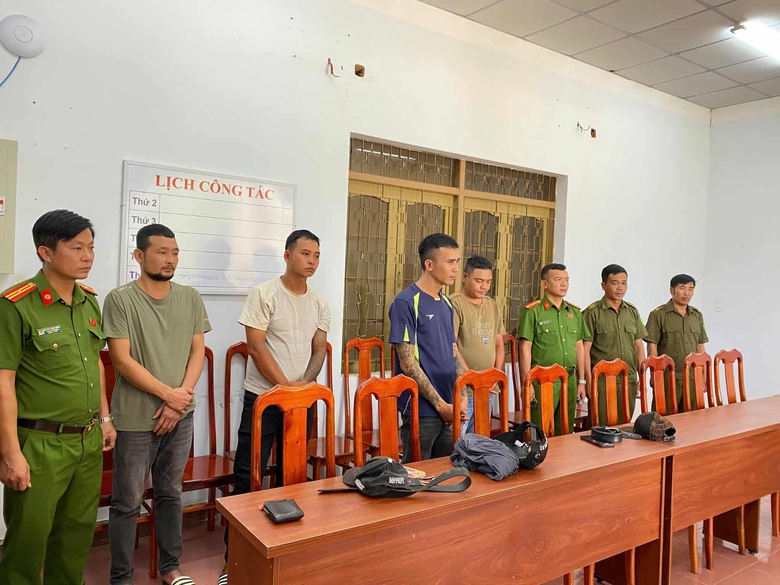 Đắk Lắk: Danh tính 4 đối tượng hành hung tài xế để tranh giành khách vừa bị bắt- Ảnh 1. Đắk Lắk: Danh tính 4 đối tượng hành hung tài xế để tranh giành khách vừa bị bắt- Ảnh 1.