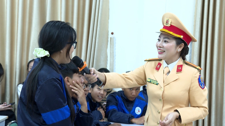 Lâm Đồng: Đồng loạt tuyên truyền trật tự ATGT cho học sinh- Ảnh 2. Lâm Đồng: Đồng loạt tuyên truyền trật tự ATGT cho học sinh- Ảnh 2.