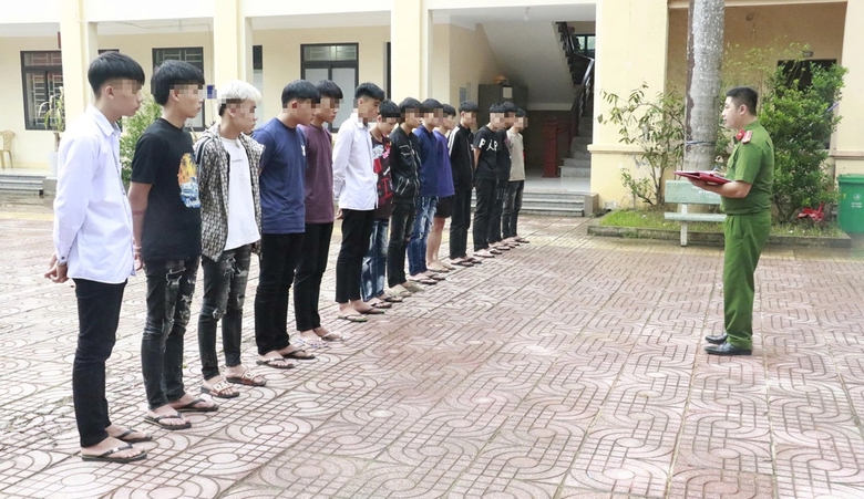 Bắt giữ 15 thanh thiếu ni&ecirc;n rồ ga, h&uacute; h&eacute;t, n&aacute;o loạn tr&ecirc;n đường tại Nghệ An- Ảnh 1.