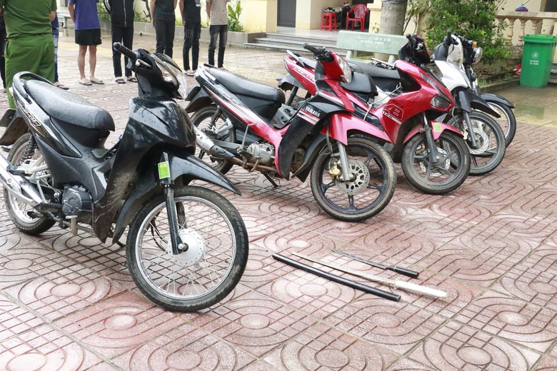 Bắt giữ 15 thanh thiếu ni&ecirc;n rồ ga, h&uacute; h&eacute;t, n&aacute;o loạn tr&ecirc;n đường tại Nghệ An- Ảnh 2.