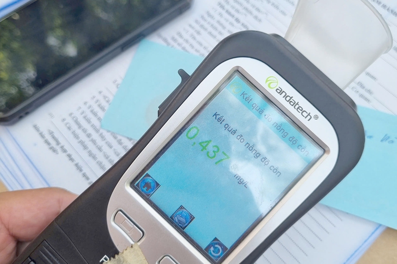 CSGT cả nước đồng loạt xử lý nồng độ cồn: Hà Nội xử phạt hàng chục tài xế "ma men"- Ảnh 3. CSGT cả nước đồng loạt xử lý nồng độ cồn: Hà Nội xử phạt hàng chục tài xế "ma men"- Ảnh 3.