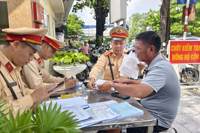 CSGT cả nước đồng loạt xử lý nồng độ cồn: Hà Nội xử phạt hàng chục tài xế "ma men"- Ảnh 4. CSGT cả nước đồng loạt xử lý nồng độ cồn: Hà Nội xử phạt hàng chục tài xế "ma men"- Ảnh 4.