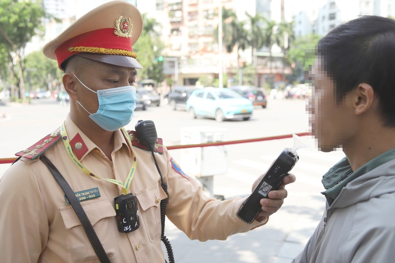 CSGT cả nước đồng loạt xử lý nồng độ cồn: Hà Nội xử phạt hàng chục tài xế "ma men"- Ảnh 5. CSGT cả nước đồng loạt xử lý nồng độ cồn: Hà Nội xử phạt hàng chục tài xế "ma men"- Ảnh 5.