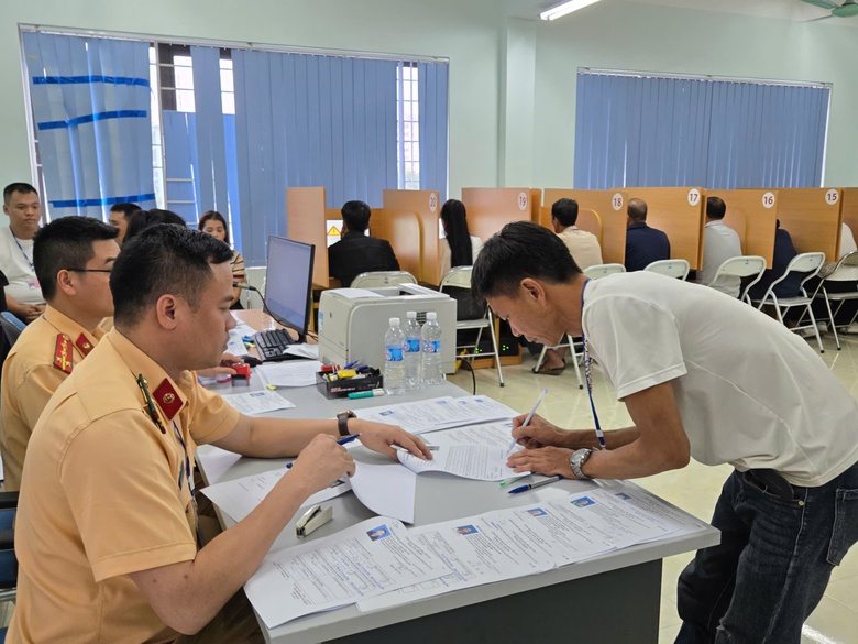 Th&aacute;i Nguy&ecirc;n: S&aacute;t hạch cả ng&agrave;y nghỉ, buổi tối, giải quyết h&agrave;ng chục ngh&igrave;n hồ sơ l&aacute;i xe - Ảnh 3.