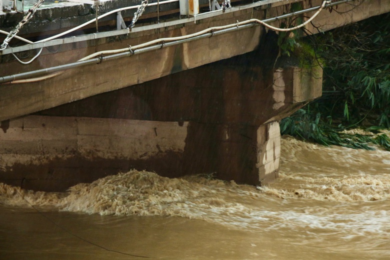 Th&aacute;i Nguy&ecirc;n: Tạm cấm lưu th&ocirc;ng để kiểm định kết cấu cầu Gia Bẩy sau trận lũ lịch sử- Ảnh 2.