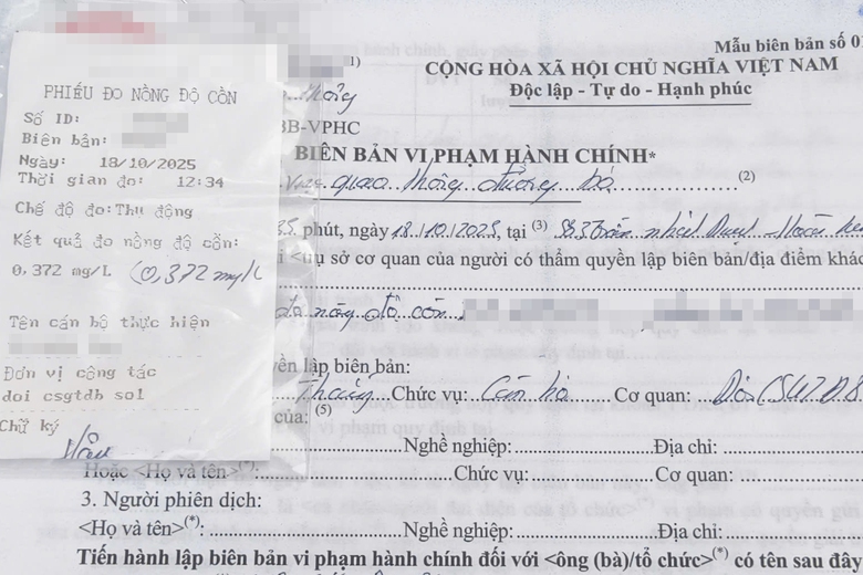 CSGT cả nước đồng loạt xử lý nồng độ cồn: Hà Nội xử phạt hàng chục tài xế "ma men"- Ảnh 2. CSGT cả nước đồng loạt xử lý nồng độ cồn: Hà Nội xử phạt hàng chục tài xế "ma men"- Ảnh 2.
