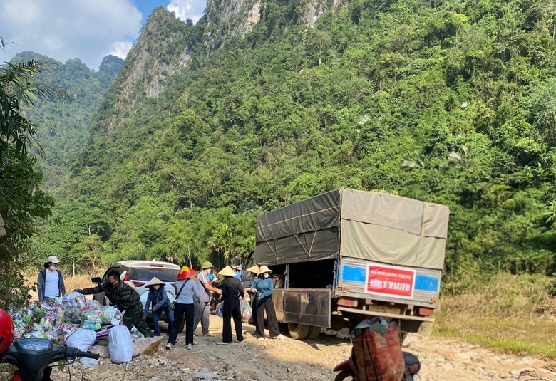 Thái Nguyên: 48 giờ nối thông tỉnh lộ 271 sau lũ dữ- Ảnh 2. Thái Nguyên: 48 giờ nối thông tỉnh lộ 271 sau lũ dữ- Ảnh 2.