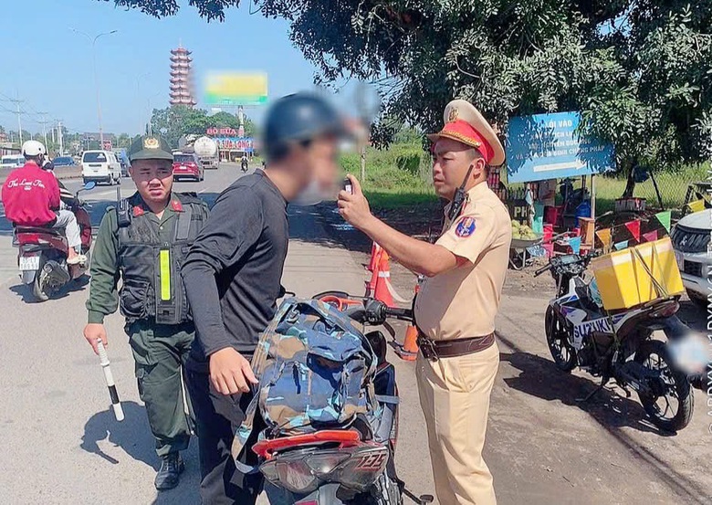 CSGT Đồng Nai xử phạt t&agrave;i xế taxi dừng, đỗ xe tr&ecirc;n vỉa h&egrave; từ tin b&aacute;o của người d&acirc;n- Ảnh 2.