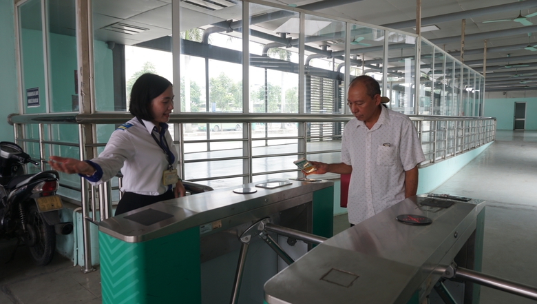 H&agrave;nh tr&igrave;nh dịu d&agrave;ng của những người phụ nữ tr&ecirc;n xe bu&yacute;t- Ảnh 4.