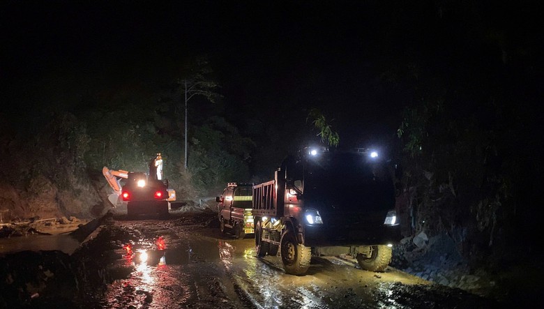 Thái Nguyên: 48 giờ nối thông tỉnh lộ 271 sau lũ dữ- Ảnh 4. Thái Nguyên: 48 giờ nối thông tỉnh lộ 271 sau lũ dữ- Ảnh 4.