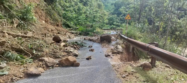 Thái Nguyên: 48 giờ nối thông tỉnh lộ 271 sau lũ dữ- Ảnh 5. Thái Nguyên: 48 giờ nối thông tỉnh lộ 271 sau lũ dữ- Ảnh 5.