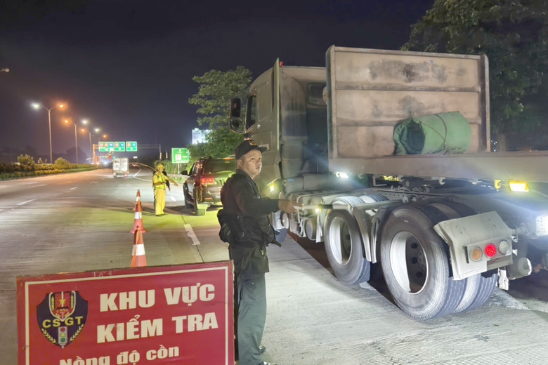 Cảnh s&aacute;t xuy&ecirc;n đ&ecirc;m xử l&yacute; vi phạm nồng độ cồn, kiểm tra tất cả xe v&agrave;o cao tốc- Ảnh 2.