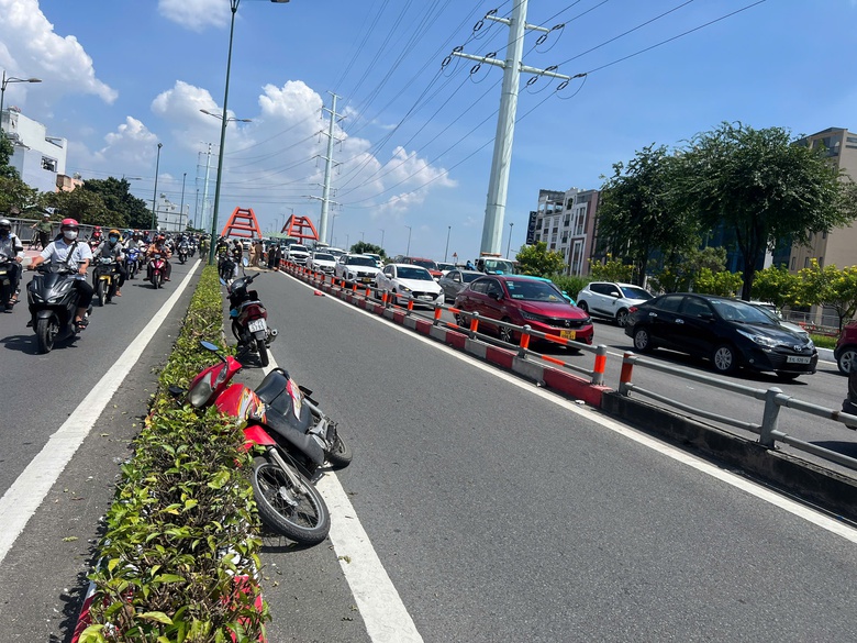 TP.HCM: Xe m&aacute;y trượt ng&atilde;, người đ&agrave;n &ocirc;ng đập đầu xuống đường tử vong- Ảnh 1.
