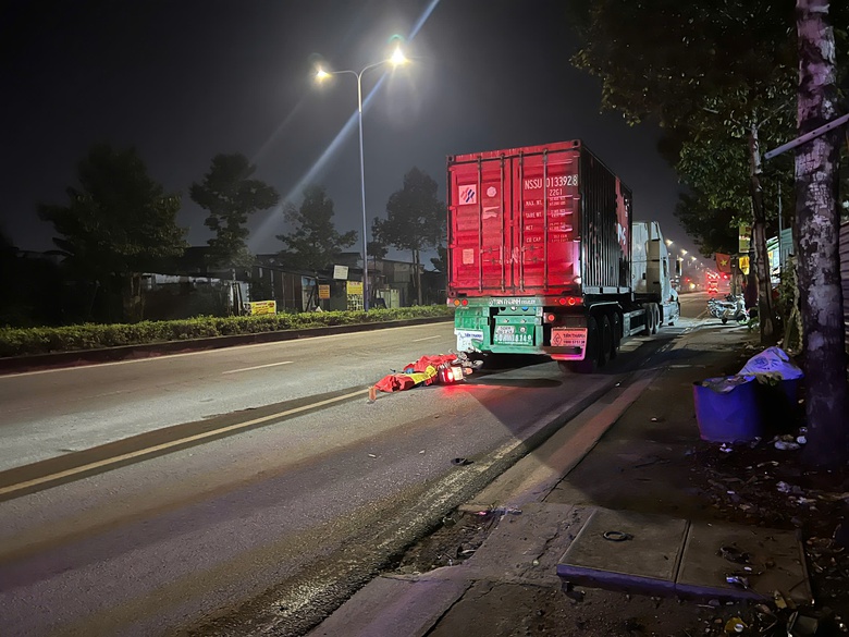 TP.HCM: Xe m&aacute;y t&ocirc;ng đu&ocirc;i xe container, một người tử vong- Ảnh 1.