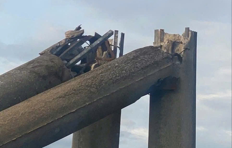 Điện lực H&agrave; Tĩnh l&ecirc;n tiếng vụ 2 cột điện g&atilde;y đổ, lộ l&otilde;i sắt "m&aacute;i che" sau b&atilde;o số 10- Ảnh 1.