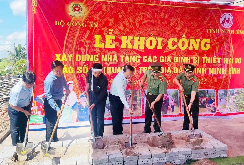 Bộ C&ocirc;ng an hỗ trợ x&acirc;y dựng nh&agrave; ở cho hộ d&acirc;n bị thiệt hại do b&atilde;o số 10 tại Ninh B&igrave;nh- Ảnh 1.