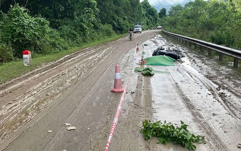 Hiện trường vụ tai nạn khiến người đ&agrave;n &ocirc;ng đi xe m&aacute;y tử vong.