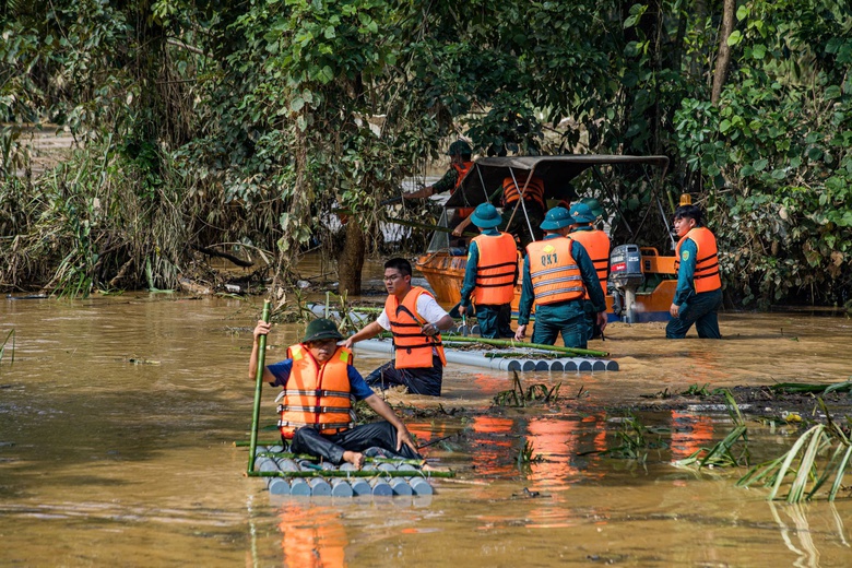 Những ng&agrave;y căng m&igrave;nh giữa lũ dữ t&igrave;m 3 c&aacute;n bộ dự &aacute;n Đồng Đăng - Tr&agrave; Lĩnh mất t&iacute;ch- Ảnh 2.