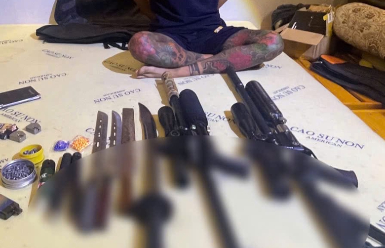 Đồng Nai: Nhân viên massage tàng trữ 2 khẩu súng, 200 viên đạn cùng nhiều "hàng nóng"- Ảnh 1. Đồng Nai: Nhân viên massage tàng trữ 2 khẩu súng, 200 viên đạn cùng nhiều "hàng nóng"- Ảnh 1.