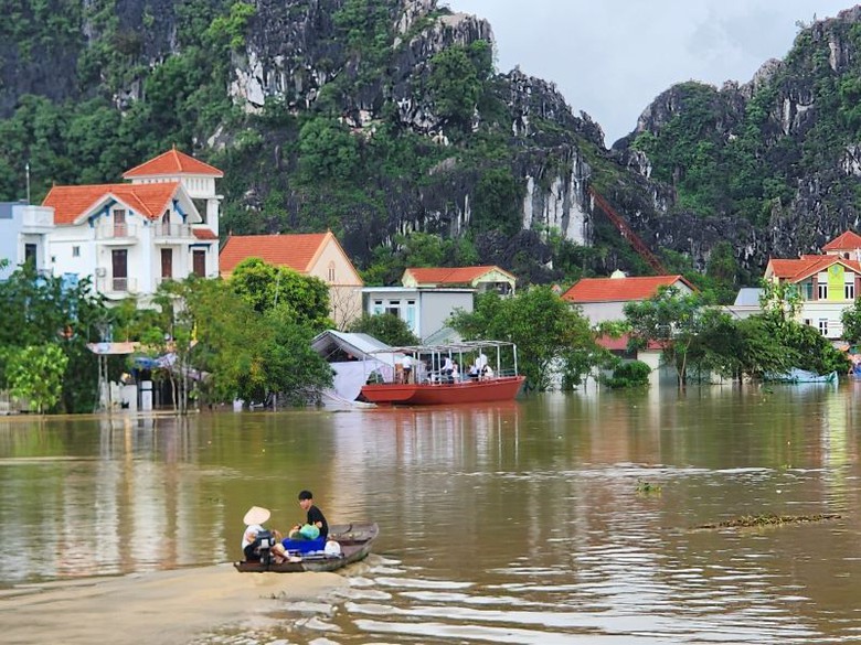 Ninh Bình: Hơn 650 hộ dân thôn Kênh Gà vẫn bị cô lập hoàn toàn sau bão số 10- Ảnh 2. Ninh Bình: Hơn 650 hộ dân thôn Kênh Gà vẫn bị cô lập hoàn toàn sau bão số 10- Ảnh 2.