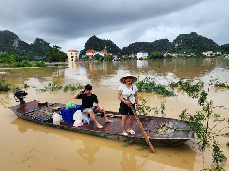 Ninh Bình: Hơn 650 hộ dân thôn Kênh Gà vẫn bị cô lập hoàn toàn sau bão số 10- Ảnh 9. Ninh Bình: Hơn 650 hộ dân thôn Kênh Gà vẫn bị cô lập hoàn toàn sau bão số 10- Ảnh 9.