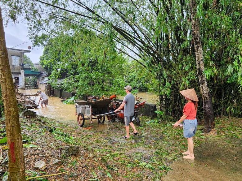 Ninh Bình: Hơn 650 hộ dân thôn Kênh Gà vẫn bị cô lập hoàn toàn sau bão số 10- Ảnh 4. Ninh Bình: Hơn 650 hộ dân thôn Kênh Gà vẫn bị cô lập hoàn toàn sau bão số 10- Ảnh 4.