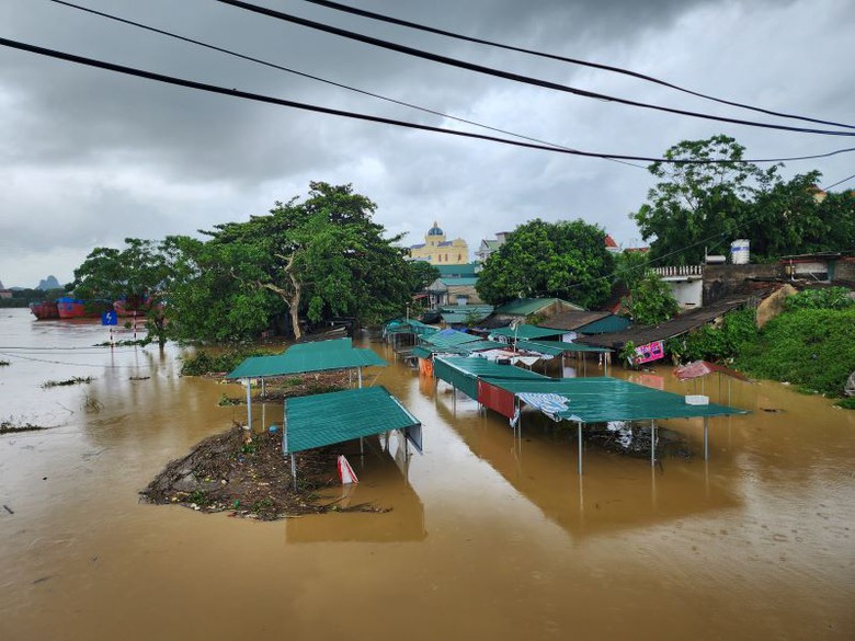 Ninh Bình: Hơn 650 hộ dân thôn Kênh Gà vẫn bị cô lập hoàn toàn sau bão số 10- Ảnh 7. Ninh Bình: Hơn 650 hộ dân thôn Kênh Gà vẫn bị cô lập hoàn toàn sau bão số 10- Ảnh 7.