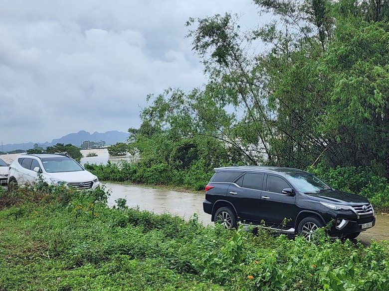 Ninh Bình: Hơn 650 hộ dân thôn Kênh Gà vẫn bị cô lập hoàn toàn sau bão số 10- Ảnh 5. Ninh Bình: Hơn 650 hộ dân thôn Kênh Gà vẫn bị cô lập hoàn toàn sau bão số 10- Ảnh 5.