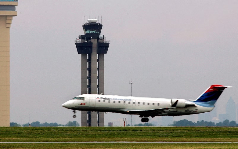 Chương tr&igrave;nh cải tổ hệ thống kiểm so&aacute;t kh&ocirc;ng lưu Mỹ bị chậm v&agrave; đội chi ph&iacute;