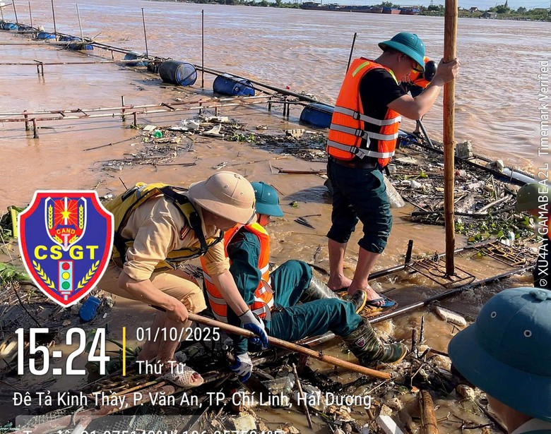 Nước lũ dâng cao, Công an Hải Phòng lội nước "cứu" tài sản, giúp dân ổn định cuộc sống- Ảnh 2. Nước lũ dâng cao, Công an Hải Phòng lội nước "cứu" tài sản, giúp dân ổn định cuộc sống- Ảnh 2.