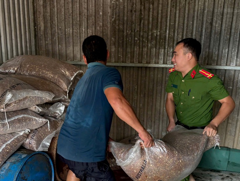 Nước lũ dâng cao, Công an Hải Phòng lội nước "cứu" tài sản, giúp dân ổn định cuộc sống- Ảnh 4. Nước lũ dâng cao, Công an Hải Phòng lội nước "cứu" tài sản, giúp dân ổn định cuộc sống- Ảnh 4.