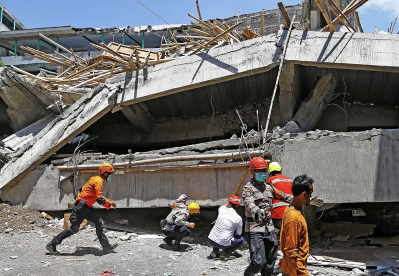 Vụ sập trường ở Indonesia: C&ograve;n 59 người mất t&iacute;ch, giới chức phải ra quyết định đau l&ograve;ng- Ảnh 1.