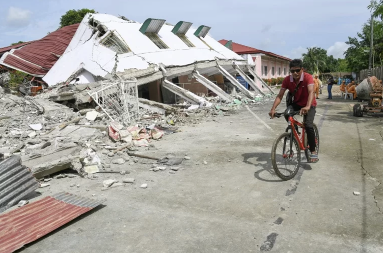 Số người chết v&igrave; động đất tăng l&ecirc;n 72, Tổng thống Philippines trực tiếp tới hiện trường- Ảnh 1.