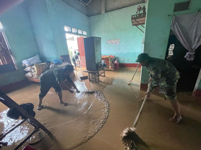 H&agrave;ng trăm chiến sĩ c&ocirc;ng an, qu&acirc;n đội dầm m&igrave;nh trong lũ hỗ trợ người d&acirc;n Cao Bằng- Ảnh 14.