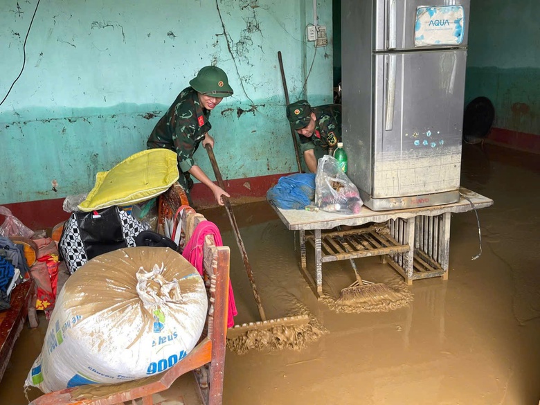 H&agrave;ng trăm chiến sĩ c&ocirc;ng an, qu&acirc;n đội dầm m&igrave;nh trong lũ hỗ trợ người d&acirc;n Cao Bằng- Ảnh 13.