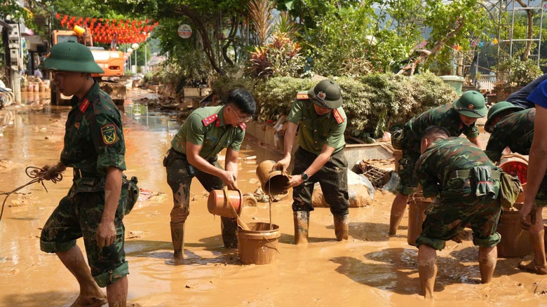 H&agrave;ng trăm chiến sĩ c&ocirc;ng an, qu&acirc;n đội dầm m&igrave;nh trong lũ hỗ trợ người d&acirc;n Cao Bằng- Ảnh 4.