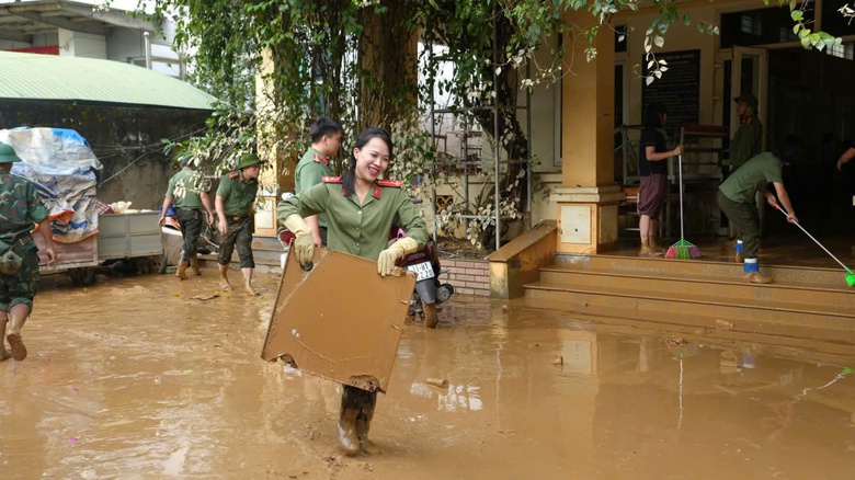 H&agrave;ng trăm chiến sĩ c&ocirc;ng an, qu&acirc;n đội dầm m&igrave;nh trong lũ hỗ trợ người d&acirc;n Cao Bằng- Ảnh 3.