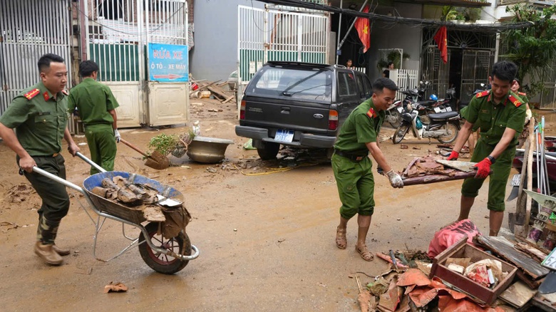 H&agrave;ng trăm chiến sĩ c&ocirc;ng an, qu&acirc;n đội dầm m&igrave;nh trong lũ hỗ trợ người d&acirc;n Cao Bằng- Ảnh 7.