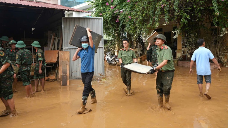 H&agrave;ng trăm chiến sĩ c&ocirc;ng an, qu&acirc;n đội dầm m&igrave;nh trong lũ hỗ trợ người d&acirc;n Cao Bằng- Ảnh 8.