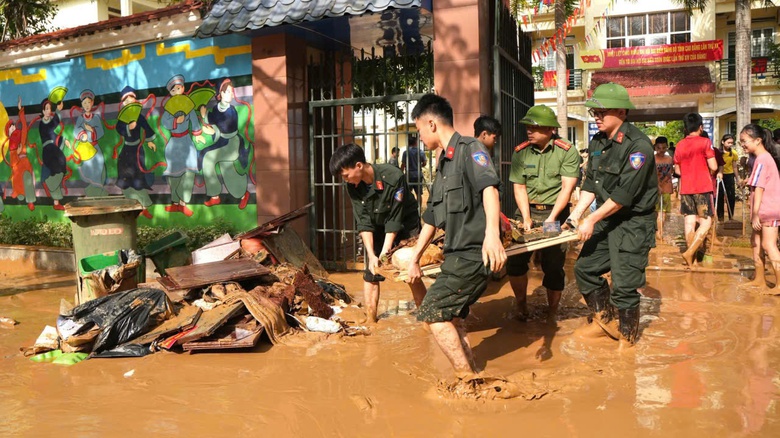 H&agrave;ng trăm chiến sĩ c&ocirc;ng an, qu&acirc;n đội dầm m&igrave;nh trong lũ hỗ trợ người d&acirc;n Cao Bằng- Ảnh 6.