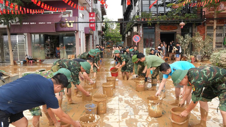 H&agrave;ng trăm chiến sĩ c&ocirc;ng an, qu&acirc;n đội dầm m&igrave;nh trong lũ hỗ trợ người d&acirc;n Cao Bằng- Ảnh 2.