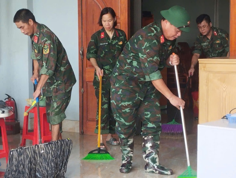 H&agrave;ng trăm chiến sĩ c&ocirc;ng an, qu&acirc;n đội dầm m&igrave;nh trong lũ hỗ trợ người d&acirc;n Cao Bằng- Ảnh 12.
