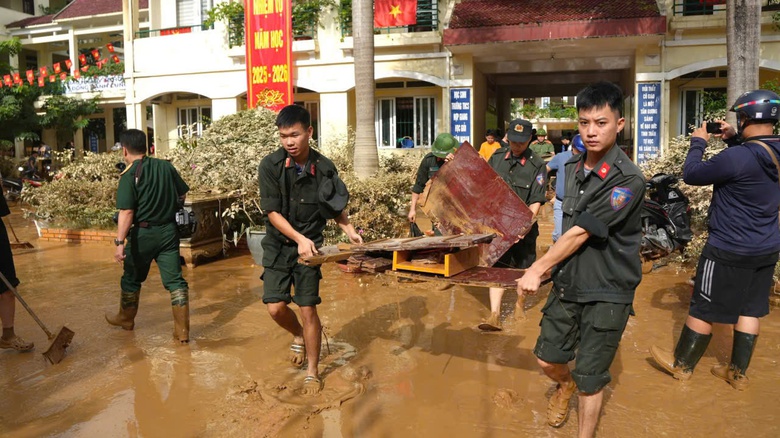 H&agrave;ng trăm chiến sĩ c&ocirc;ng an, qu&acirc;n đội dầm m&igrave;nh trong lũ hỗ trợ người d&acirc;n Cao Bằng- Ảnh 5.