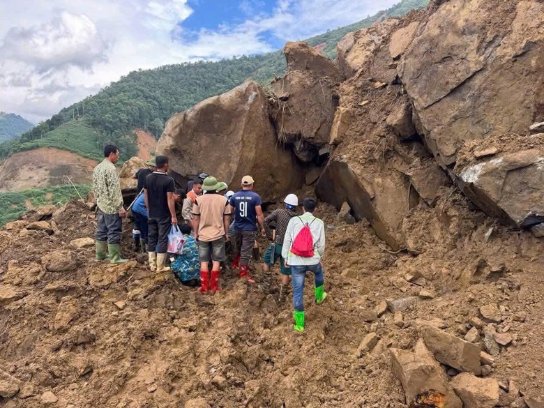 Tìm thấy chiếc xe bán tải nghi mất tích nhiều ngày ở Lào Cai- Ảnh 2. Tìm thấy chiếc xe bán tải nghi mất tích nhiều ngày ở Lào Cai- Ảnh 2.