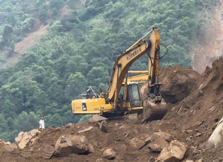 Tìm thấy chiếc xe bán tải nghi mất tích nhiều ngày ở Lào Cai- Ảnh 3. Tìm thấy chiếc xe bán tải nghi mất tích nhiều ngày ở Lào Cai- Ảnh 3.