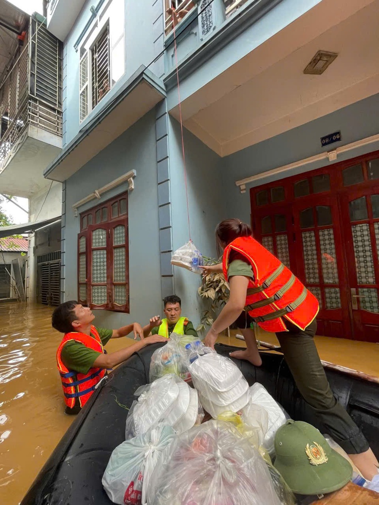 H&agrave;ng trăm chiến sĩ c&ocirc;ng an, qu&acirc;n đội dầm m&igrave;nh trong lũ hỗ trợ người d&acirc;n Cao Bằng- Ảnh 11.