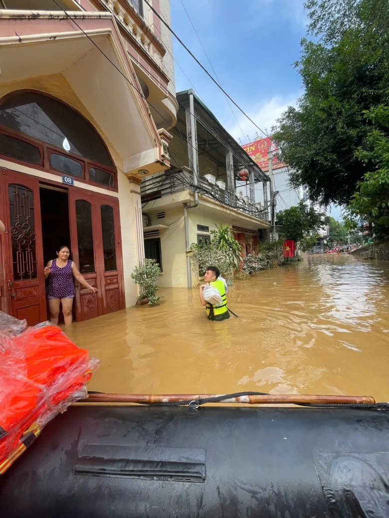 H&agrave;ng trăm chiến sĩ c&ocirc;ng an, qu&acirc;n đội dầm m&igrave;nh trong lũ hỗ trợ người d&acirc;n Cao Bằng- Ảnh 10.